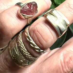 Lot of six different sterling silver rings. Various sizes